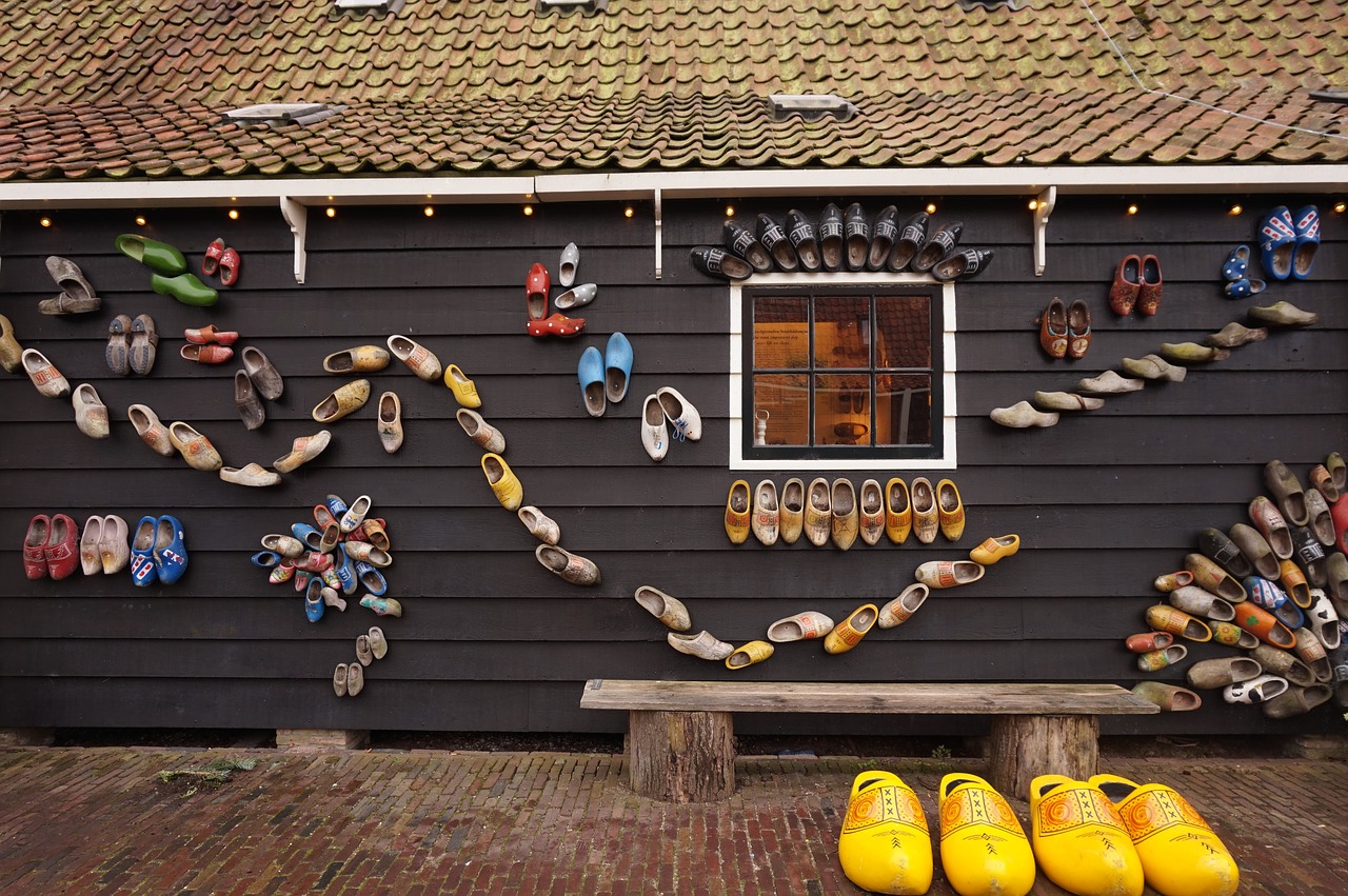 Ξύλινα παραδοσιακά παπούτσια της Ολλανδίας, με τοπική ονομασία "klompens"