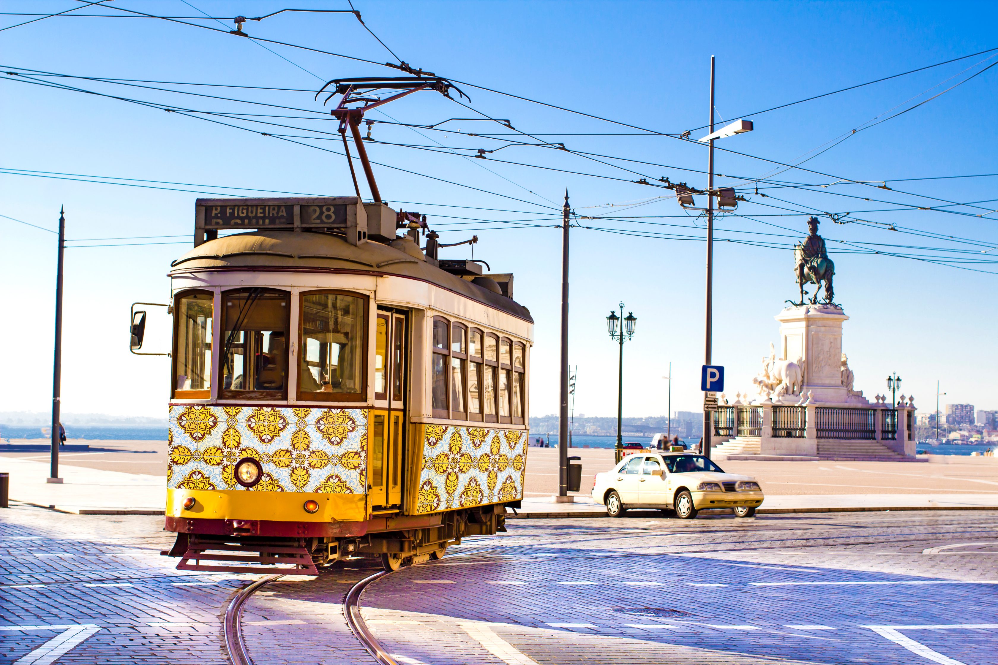 Vintage κίτρινο παραδοσιακό τραμ μπροστά από την πλατεία εμπορίου στη Λισαβόνα, Πορτογαλία