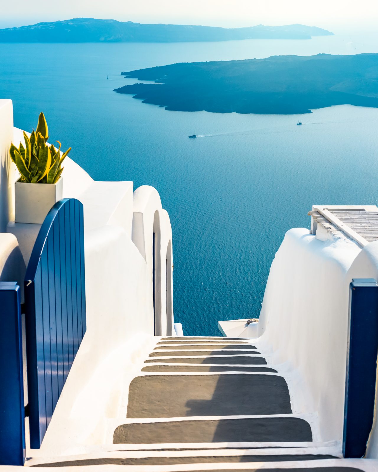 Το απέραντο γαλάζιο της Σαντορίνης, το παραδοσιακό νησί της Ελλάδας για διακοπές πολυτελείας
