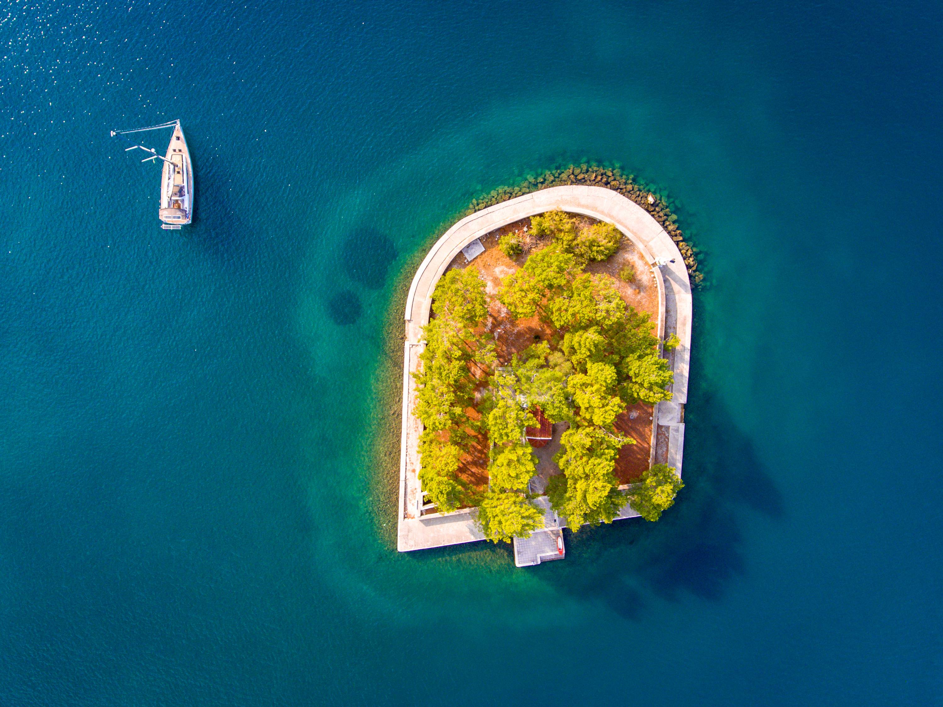 Ένα μικρό ελληνικό νησί με πανοραμική λήψη.