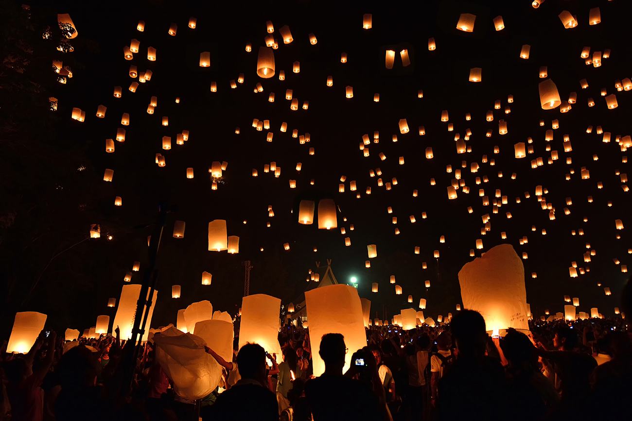 Η αναμμένα αερόστατα αιωρούνται στον ουρανό, το βράδυ της Αναστάσεως στο Λεωνίδιο