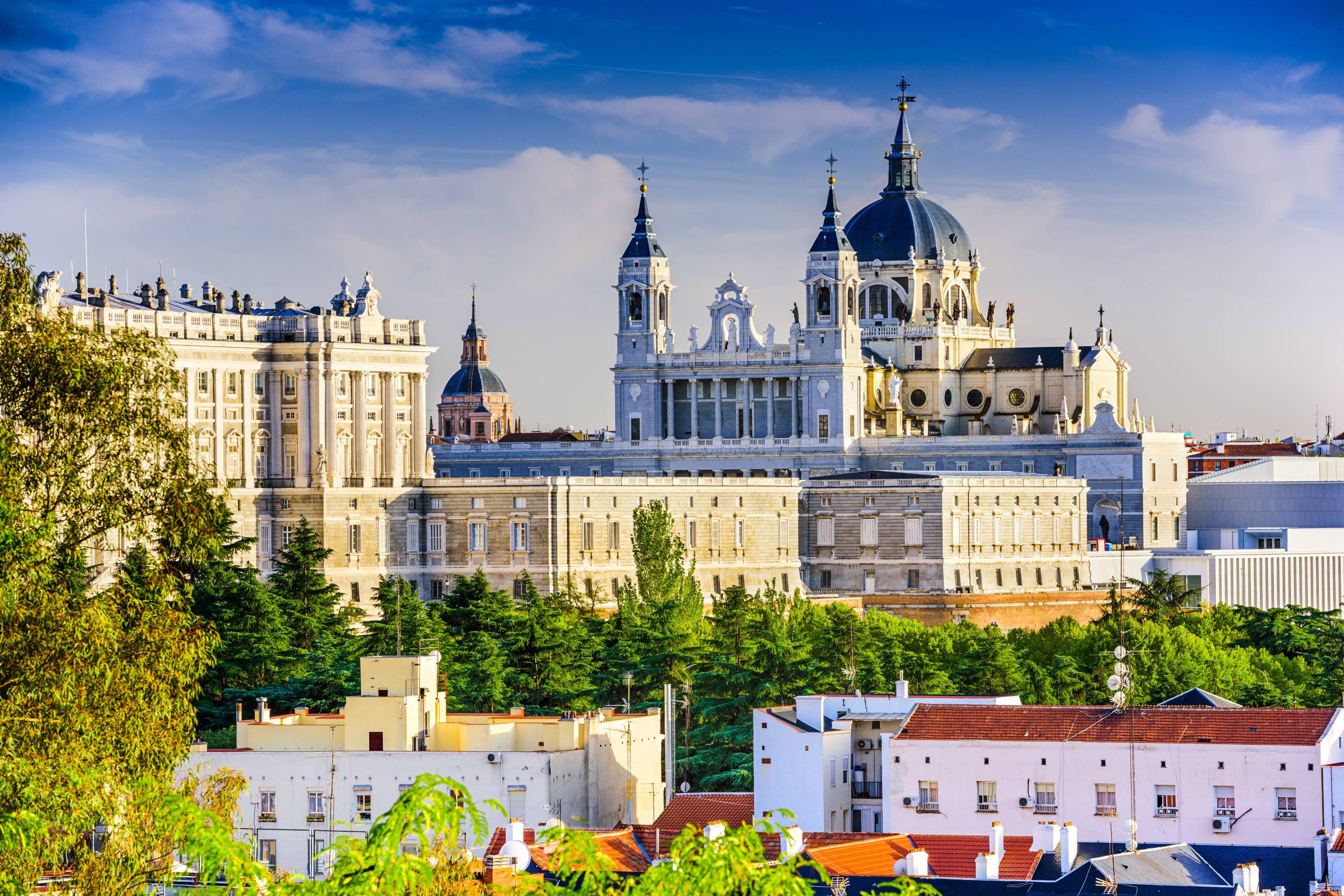 Το βασιλικό παλάτι και ο Καθεδρικός ναός στη Μαδρίτη της Ισπανίας