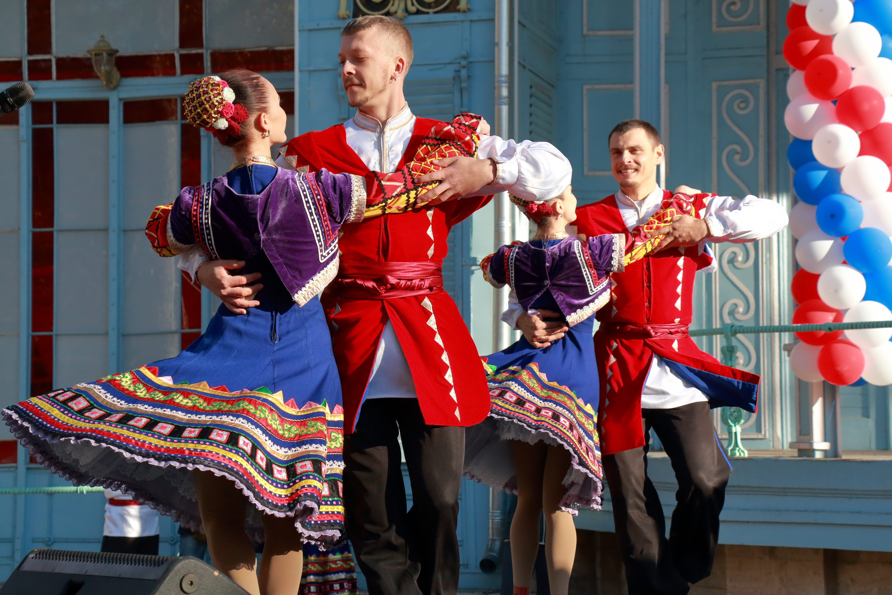 Οι Κοζάκοι με παραδοσιακά ρούχα χορεύουν στη σκηνή λαϊκούς χορούς. Φεστιβάλ προς τιμήν της Εθνικής Ημέρας Ενότητας.