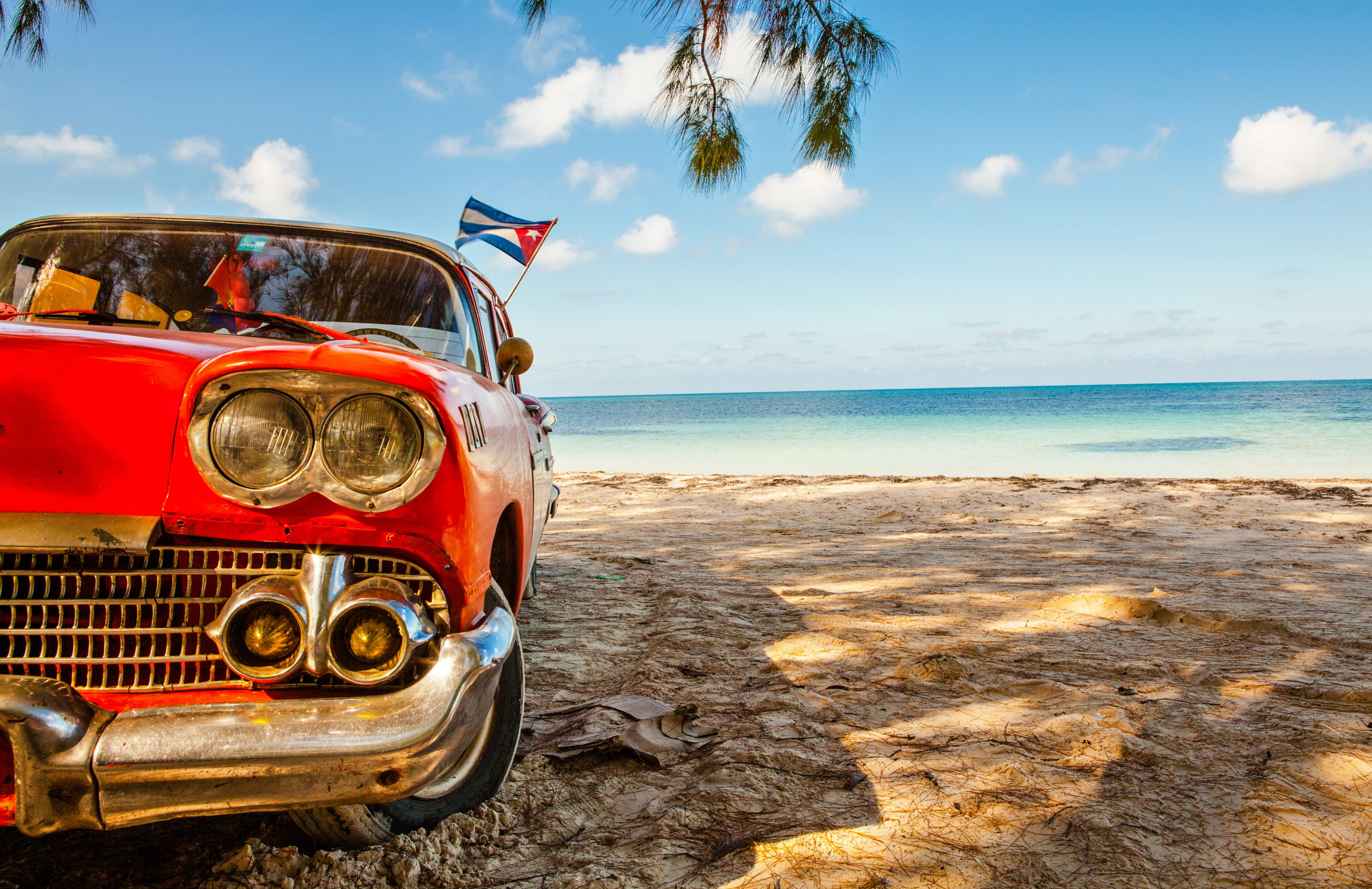 Ένα κουβανέζικο αμάξι στην παραλία με τη σημαία της Κούβας πάνω του