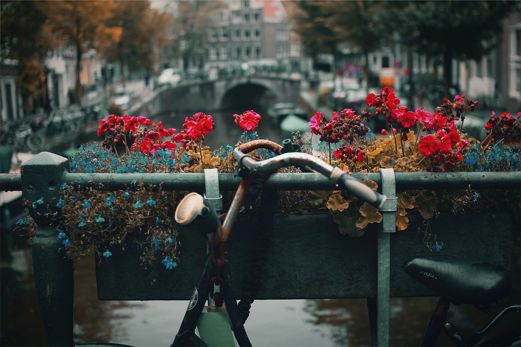 Παλαιό ποδήλατο τύπου vintage, σταθμευμένο σε μια γέφυρα πάνω σε κανάλι του Άμστερνταμ.