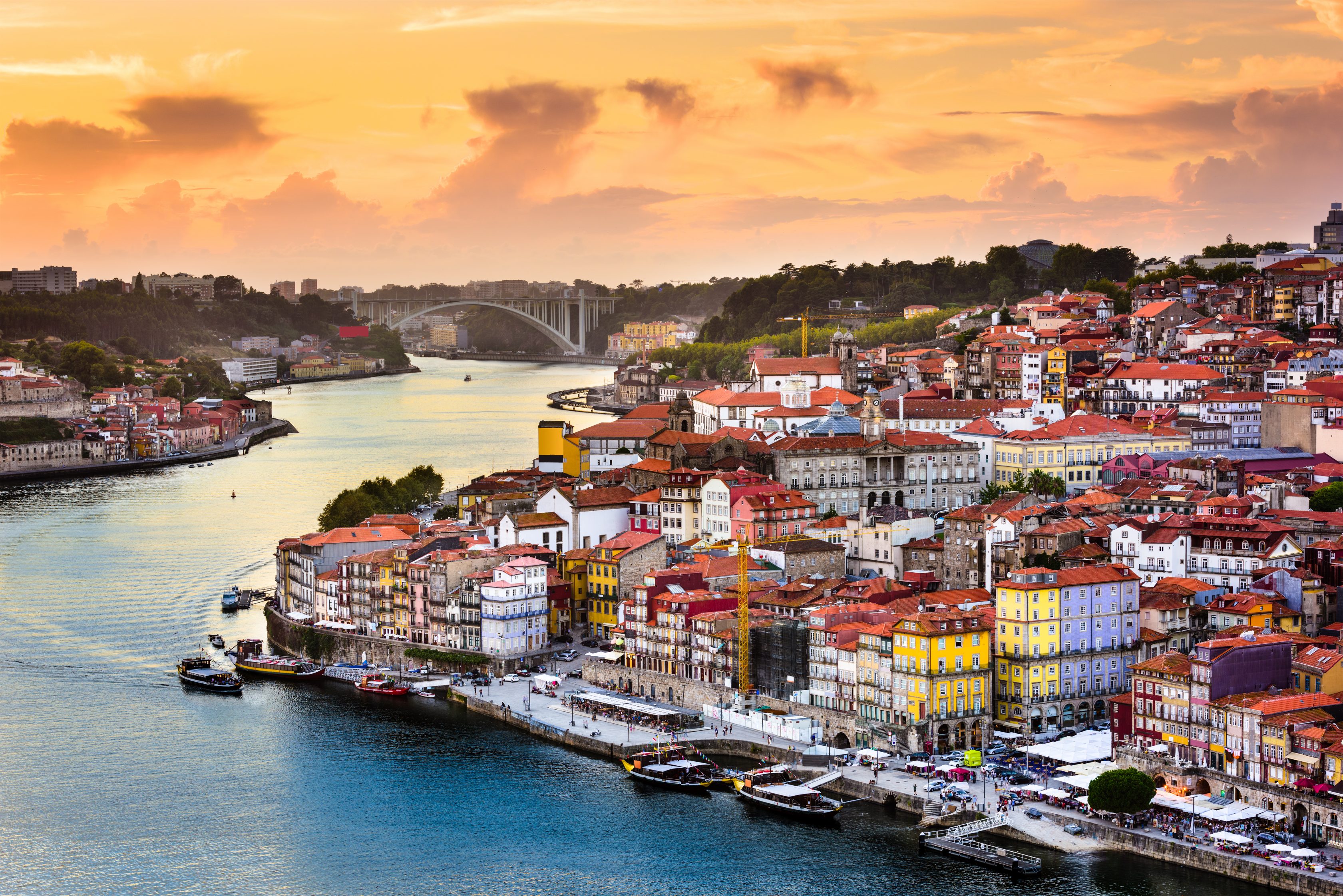 Πανοραμική θέα από την παλιά πόλη του Πόρτο, στις όχθες του ποταμού Δούρο, στην Πορτογαλία
